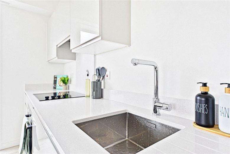 2 bedroom flat, Heartwell Avenue, London E16 - Available