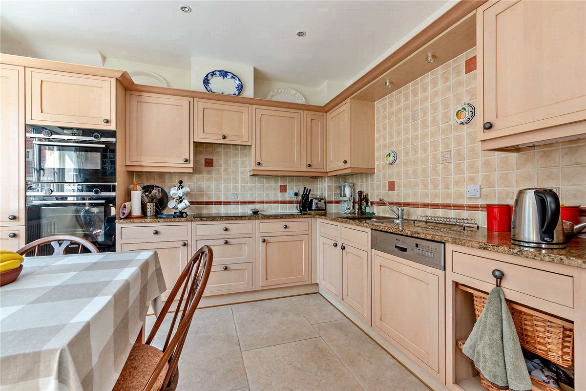 3 bedroom flat, Woodridge, Newbury RG14 - Available