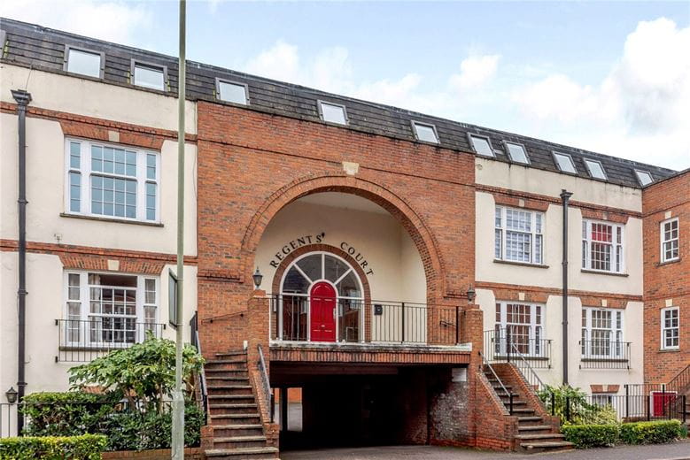 2 bedroom flat, Regents Court, Newbury RG14 - Sold STC