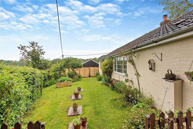 3 bedroom bungalow, Heath End, Newbury RG20 - Available