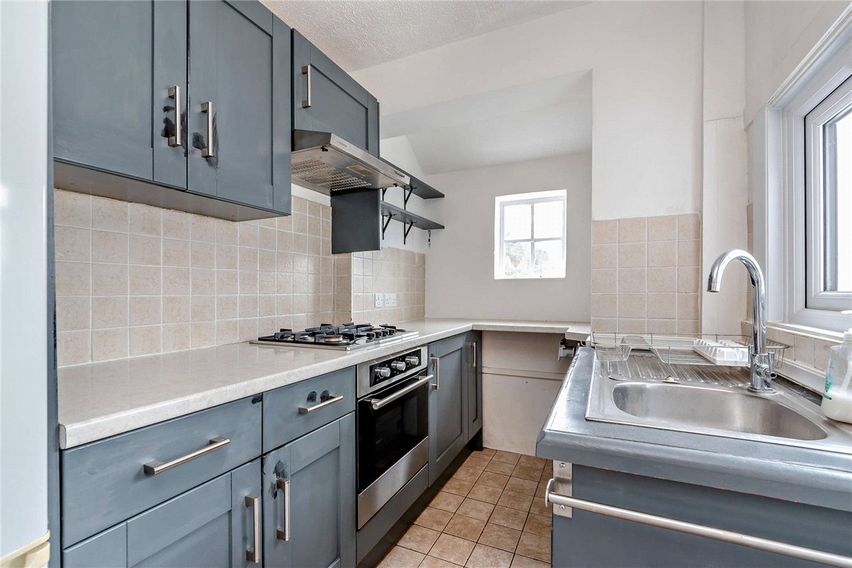 2 bedroom house, Kings Road, Newbury RG14 - Available