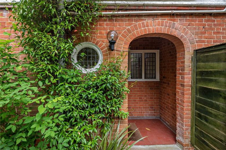 5 bedroom house, Andover Road, Newbury RG14 - Available
