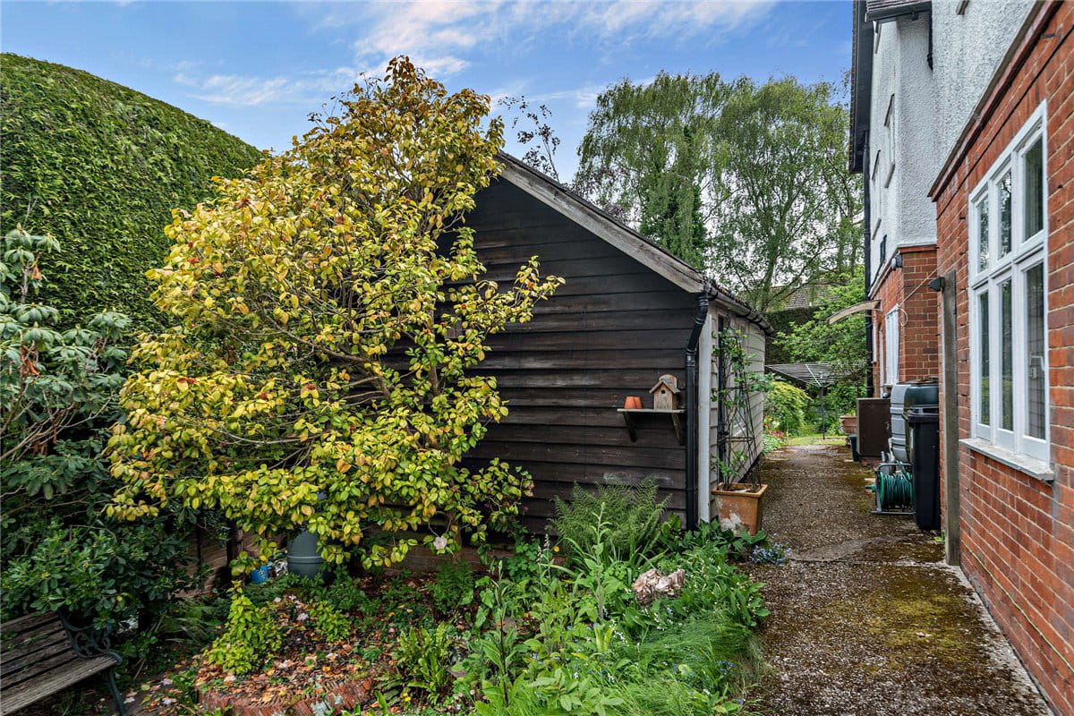 5 bedroom house, Andover Road, Newbury RG14 - Available
