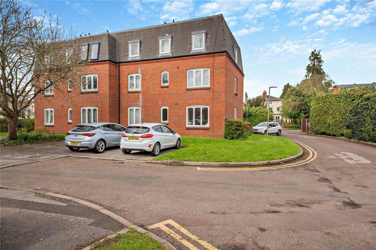 2 bedroom flat, Victoria Gardens, Newbury RG14 - Sold STC