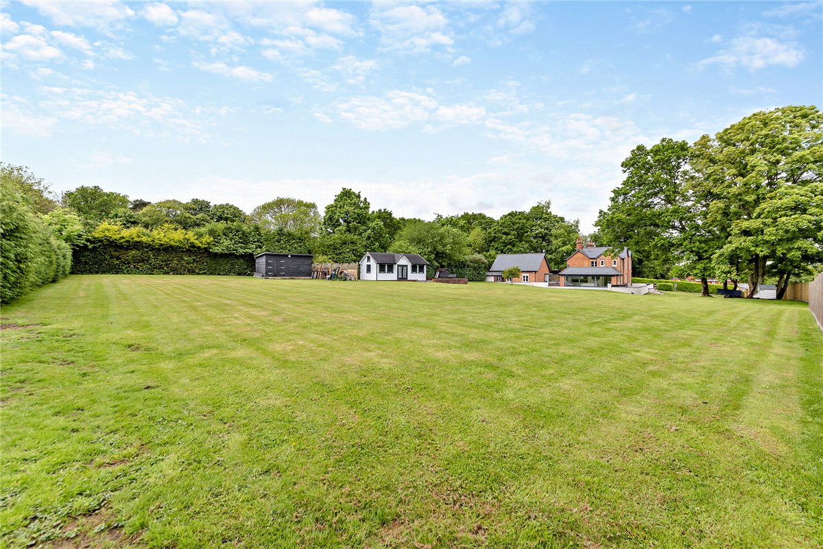 5 bedroom house, Newbury Road, Headley RG19 - Available
