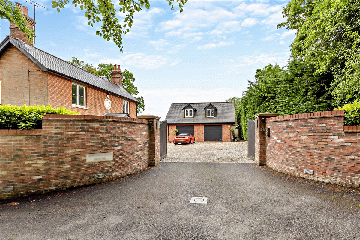5 bedroom house, Newbury Road, Headley RG19 - Available