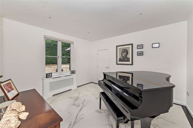 5 bedroom house, Newbury Road, Headley RG19 - Available