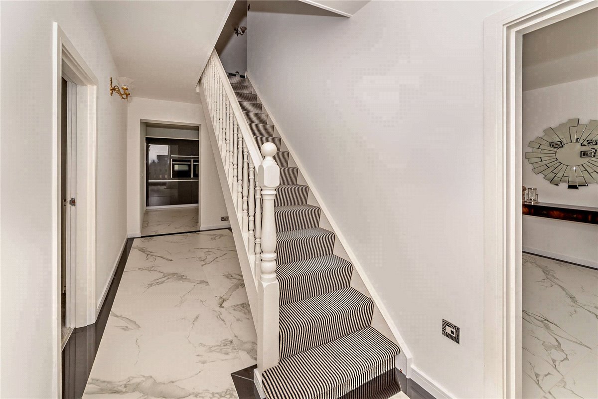 5 bedroom house, Newbury Road, Headley RG19 - Available