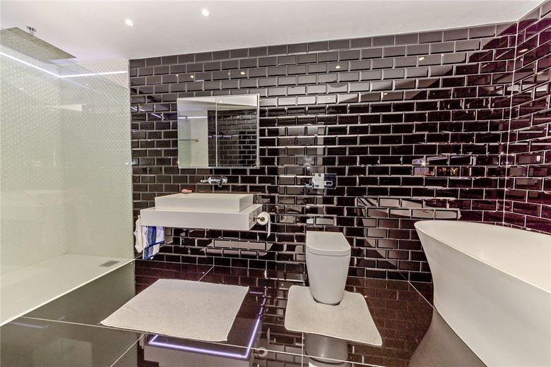 5 bedroom house, Newbury Road, Headley RG19 - Available