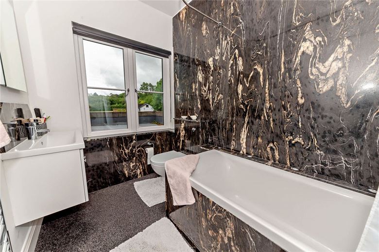 5 bedroom house, Newbury Road, Headley RG19 - Available