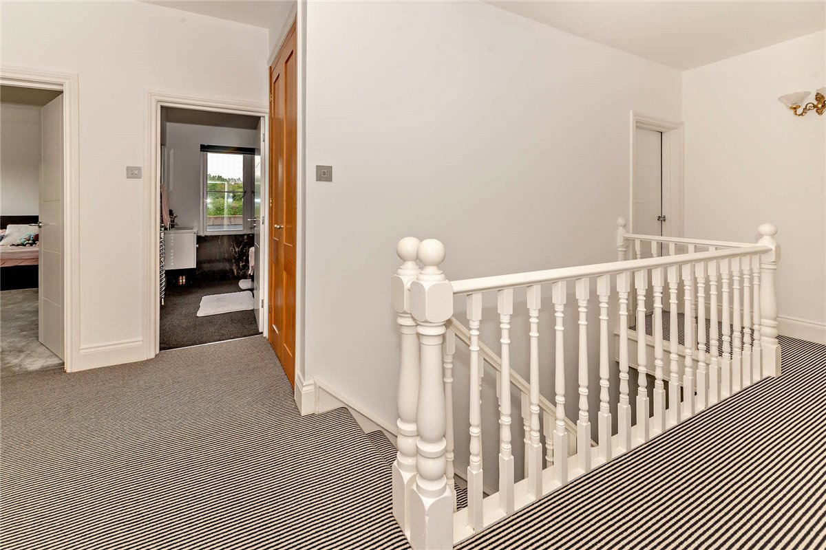 5 bedroom house, Newbury Road, Headley RG19 - Available