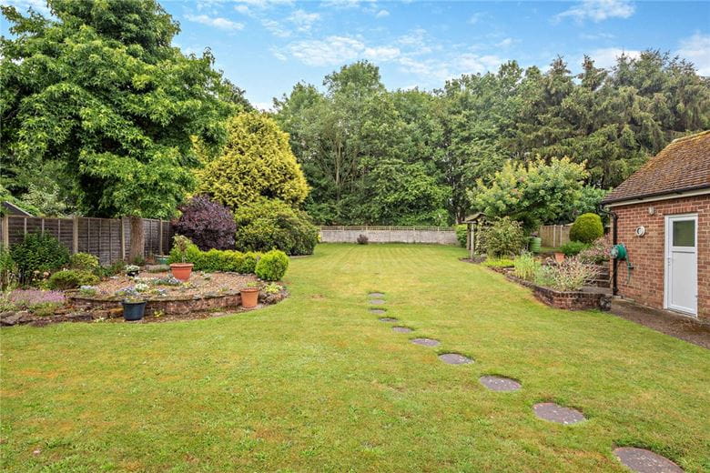 3 bedroom bungalow, Long Lane, Hermitage RG18 - Available