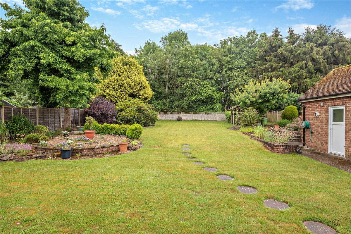 3 bedroom bungalow, Long Lane, Hermitage RG18 - Available