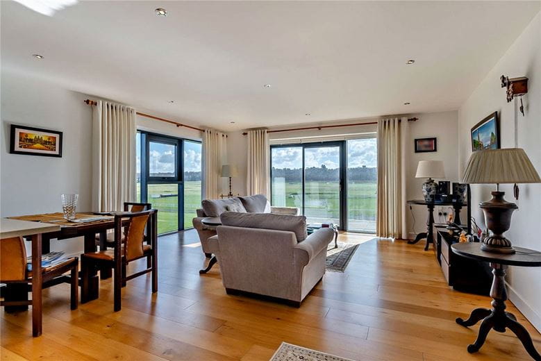 2 bedroom flat, Kingman Way, Newbury RG14 - Available