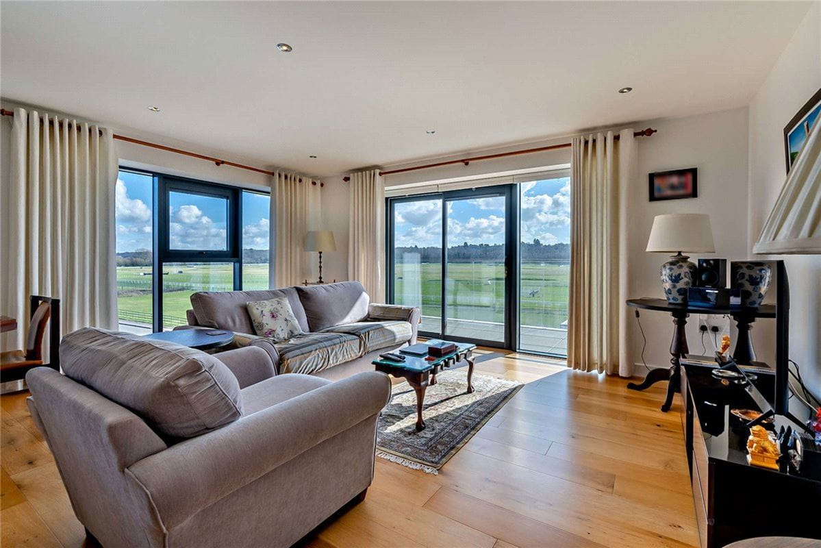 2 bedroom flat, Kingman Way, Newbury RG14 - Available