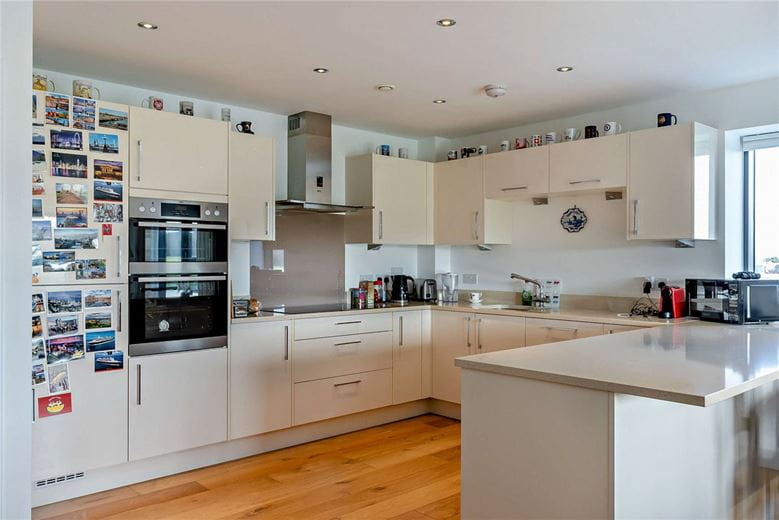 2 bedroom flat, Kingman Way, Newbury RG14 - Available