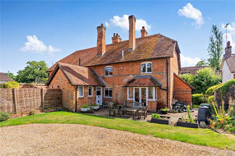 3 bedroom house, Newbury Road, Kingsclere RG20 - Available
