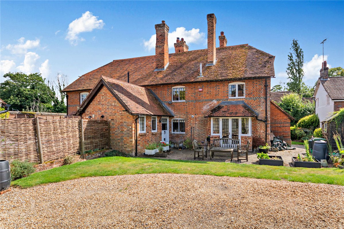 3 bedroom house, Newbury Road, Kingsclere RG20 - Sold STC