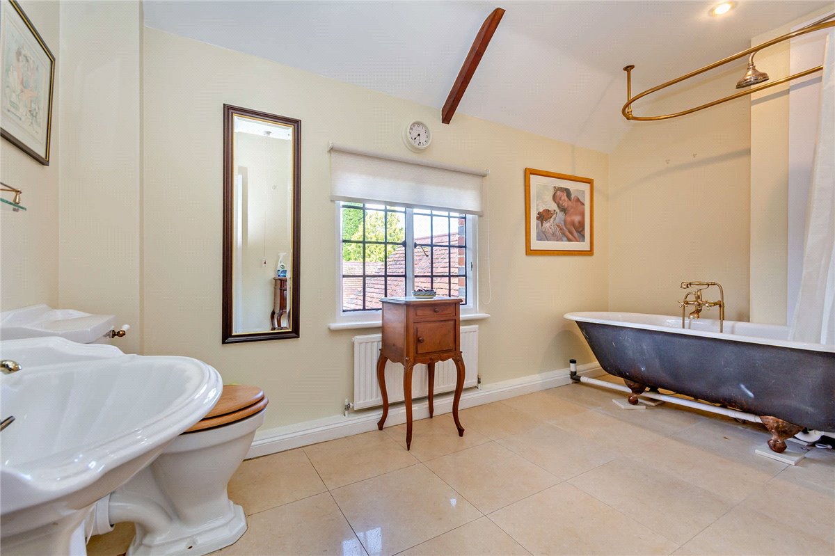 3 bedroom house, Newbury Road, Kingsclere RG20 - Sold STC