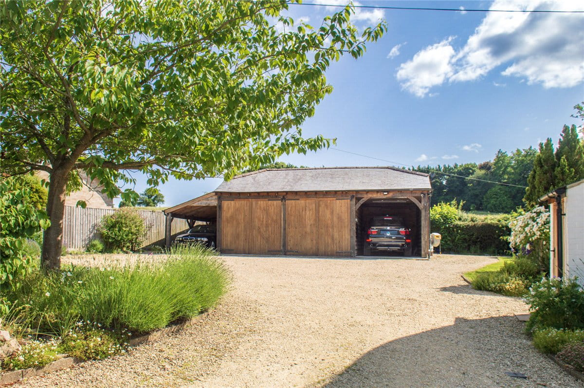 4 bedroom cottage, Newbury Road, Wickham RG20 - Available