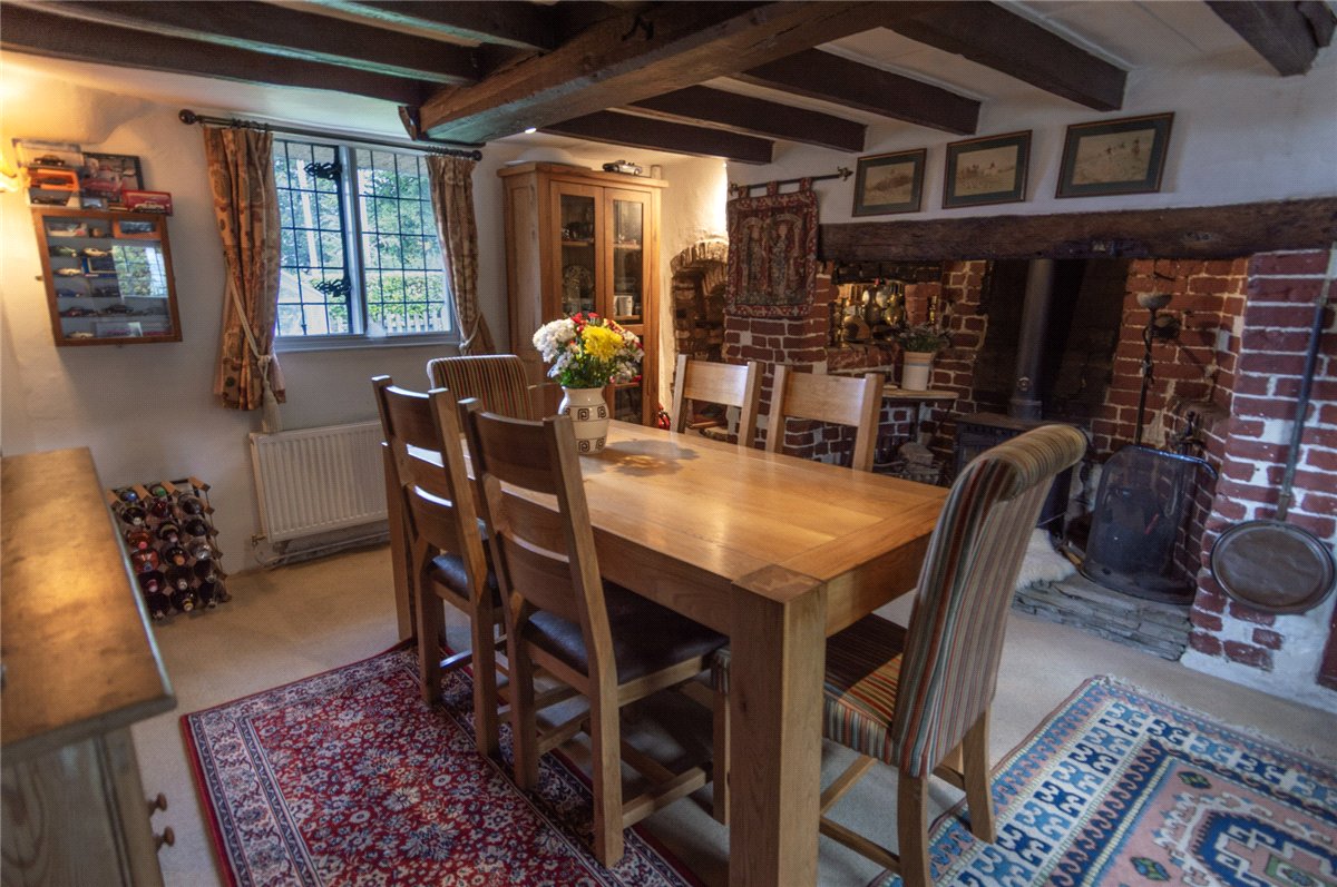4 bedroom cottage, Newbury Road, Wickham RG20 - Available