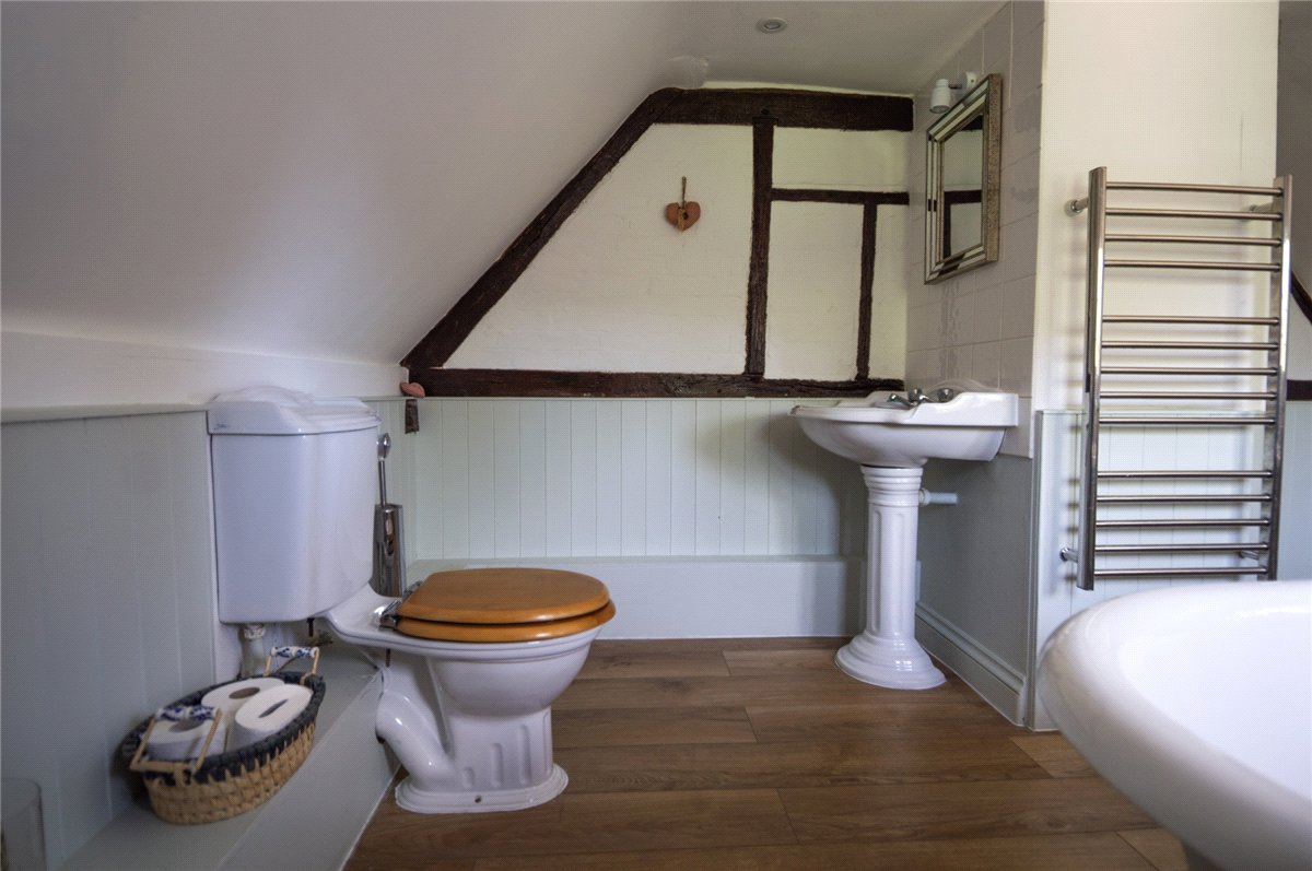 4 bedroom cottage, Newbury Road, Wickham RG20 - Available