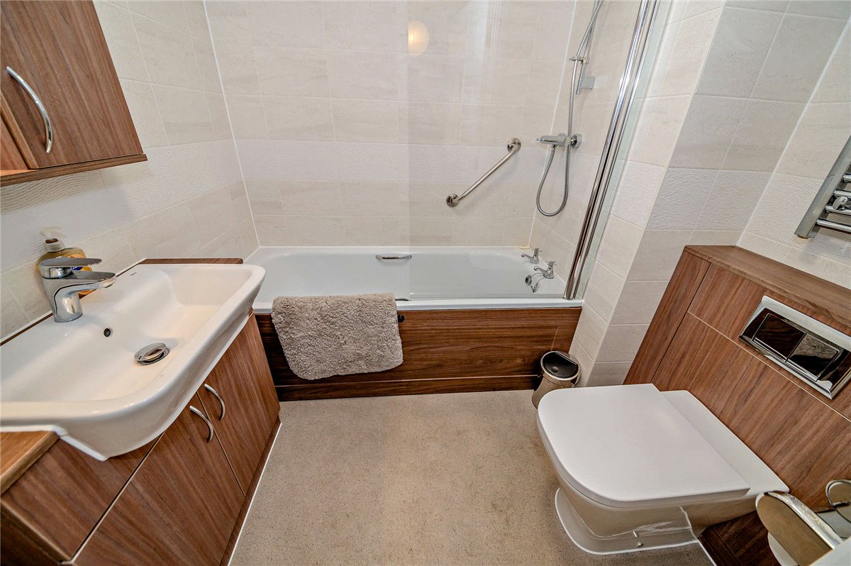 2 bedroom flat, West Street, Newbury RG14 - Available