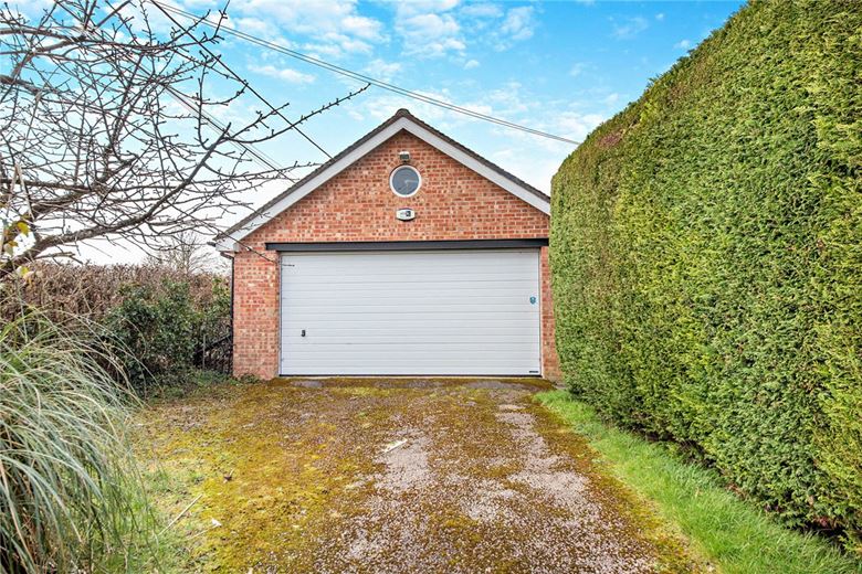 3 bedroom house, Gravelly Close, North End RG20 - Available