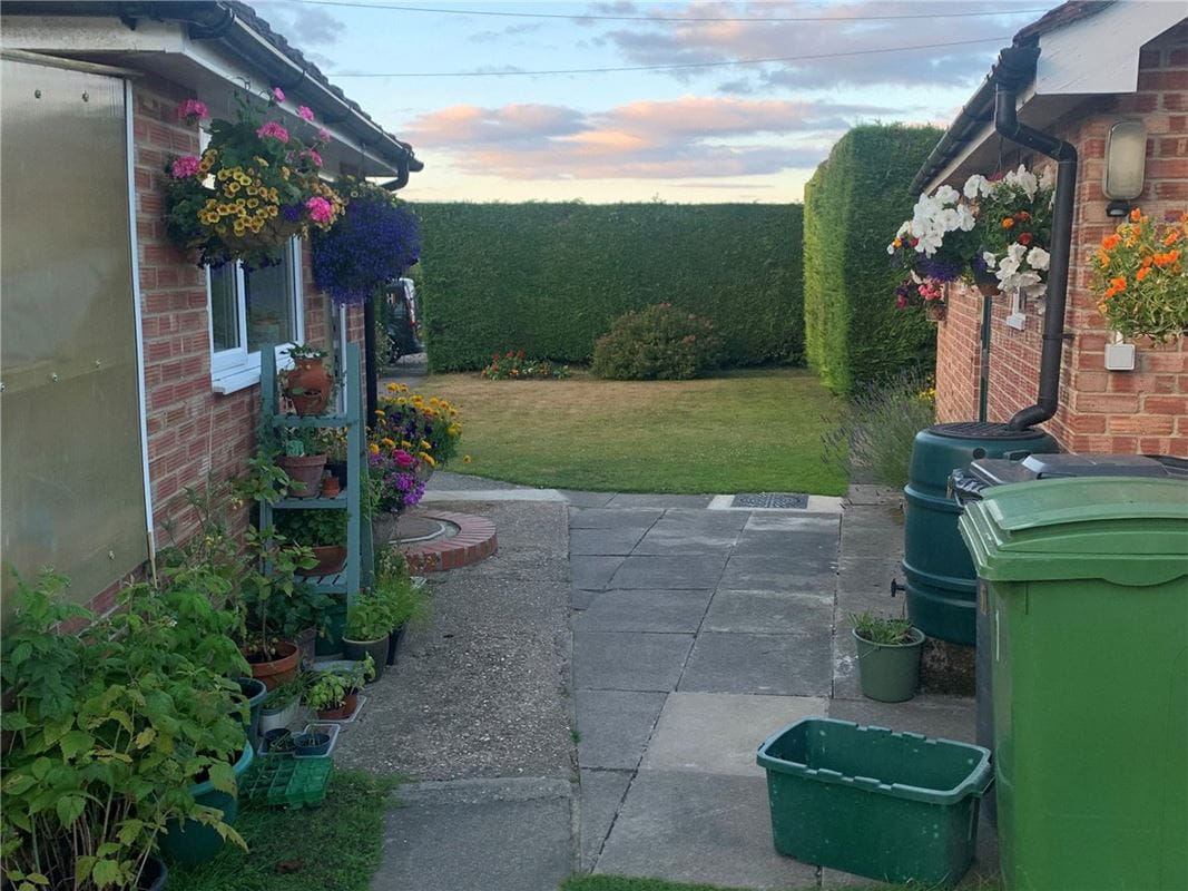 3 bedroom house, Gravelly Close, North End RG20 - Available