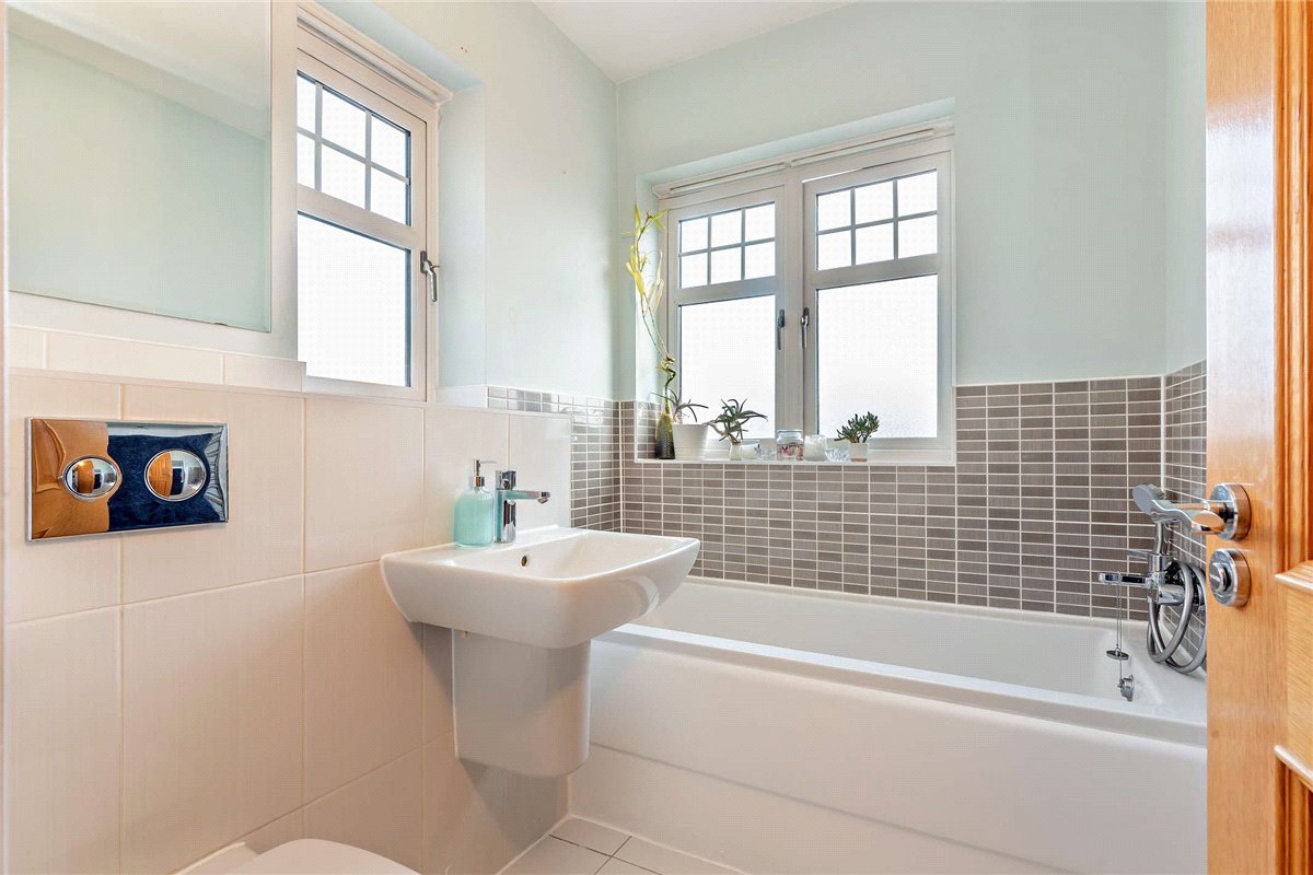 2 bedroom house, Paddock End, Woolton Hill RG20 - Sold STC