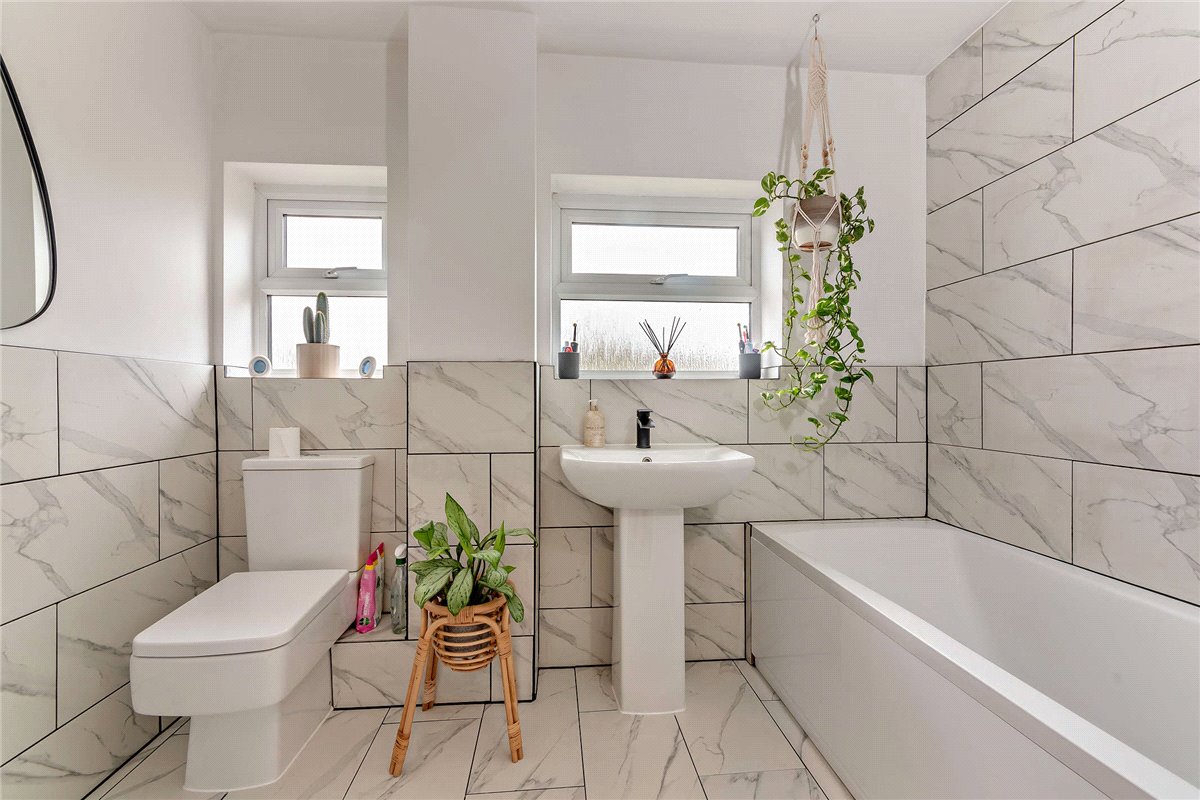 3 bedroom house, Copnor Close, Woolton Hill RG20 - Sold STC