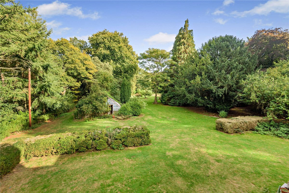 6 bedroom house, Burys Bank Road, Greenham RG19 - Available