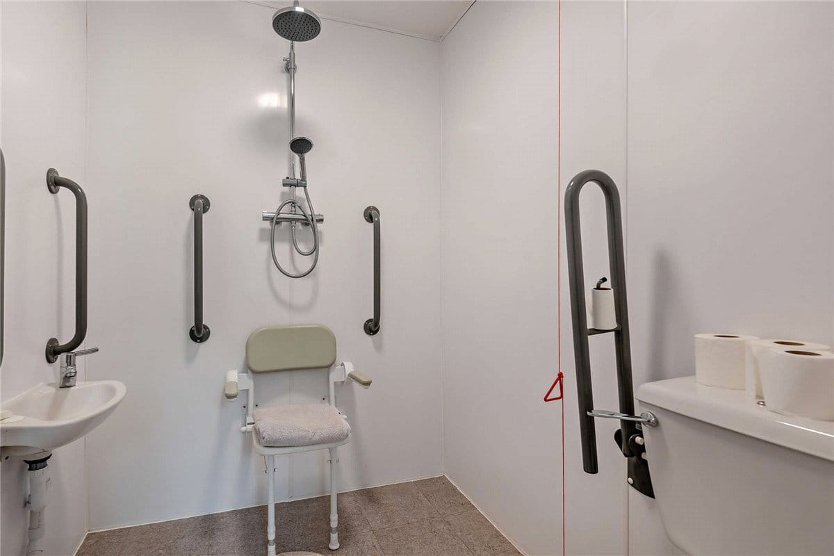 6 bedroom house, Burys Bank Road, Greenham RG19 - Available