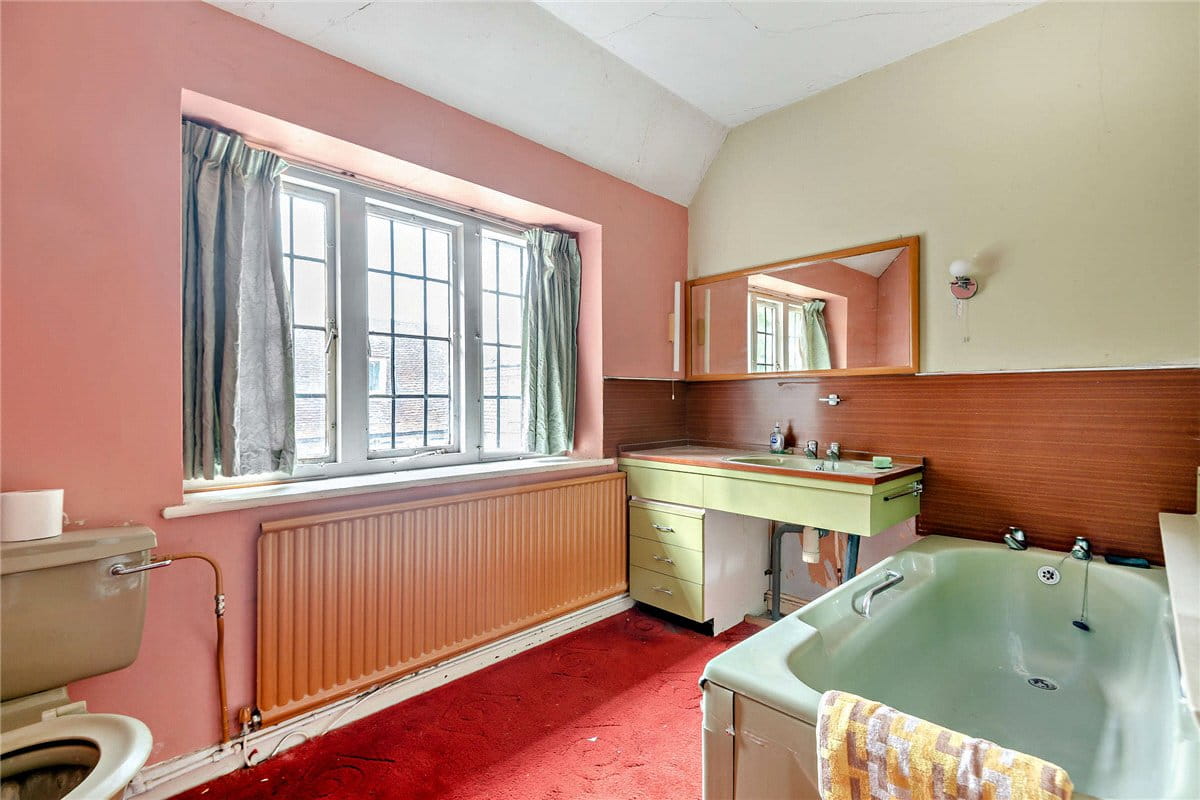 6 bedroom house, Burys Bank Road, Greenham RG19 - Available