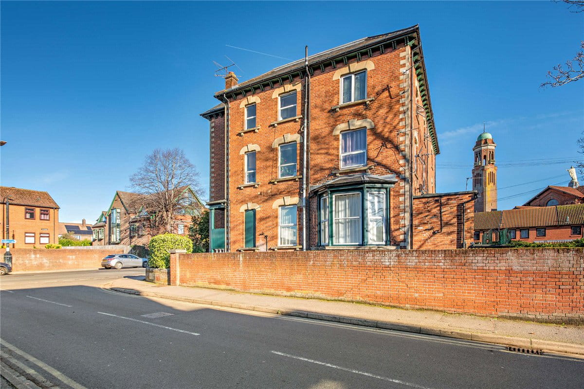 1 bedroom flat, London Road, Newbury RG14 - Sold STC