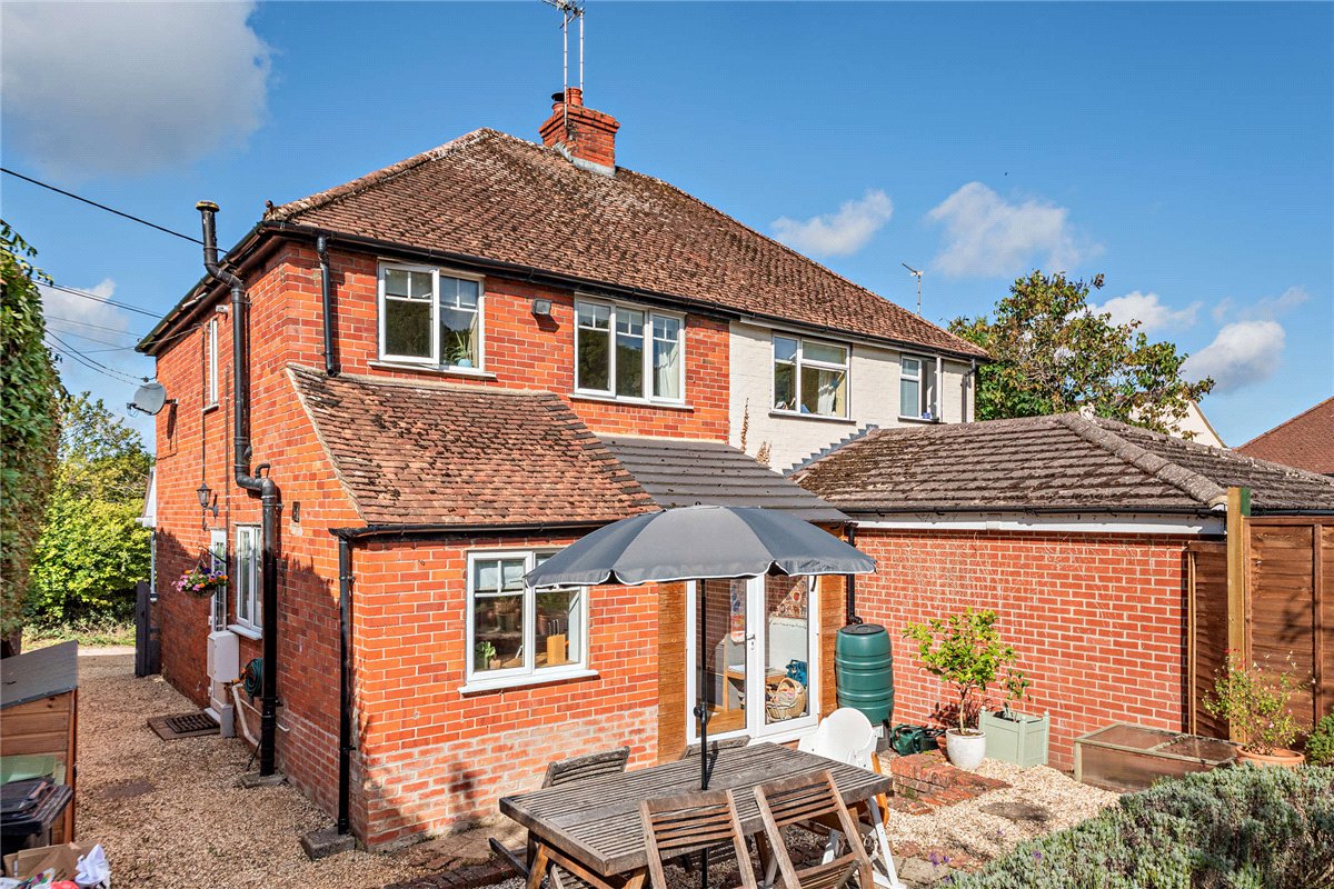 2 bedroom house, Pear Tree Lane, Newbury RG14 - Available