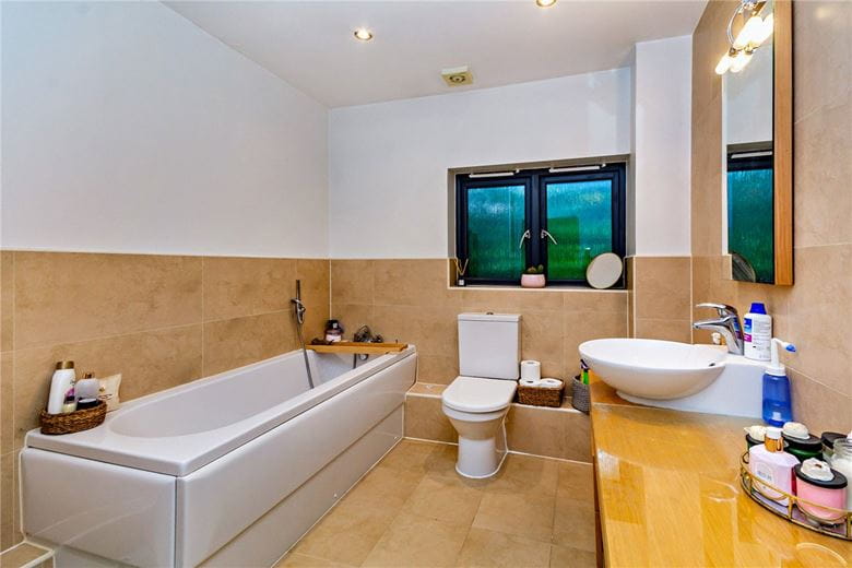 4 bedroom house, Oxford Road, Donnington RG14 - Available