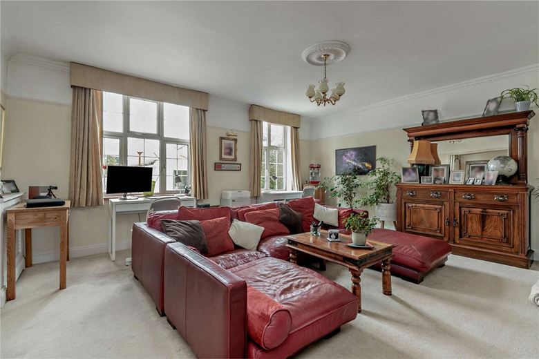 4 bedroom house, Newtown Road, Newbury RG14 - Available