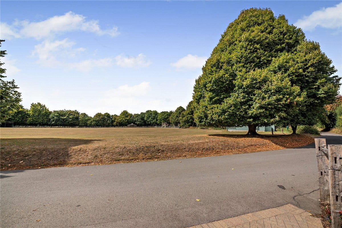 4 bedroom bungalow, Peasemore, Newbury RG20 - Available