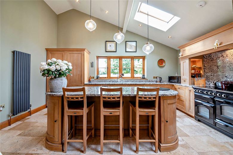 4 bedroom bungalow, Peasemore, Newbury RG20 - Available