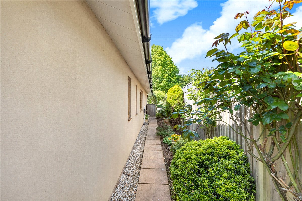 4 bedroom bungalow, Peasemore, Newbury RG20 - Available