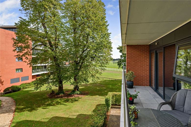 2 bedroom flat, Racecourse Road, Newbury RG14 - Available