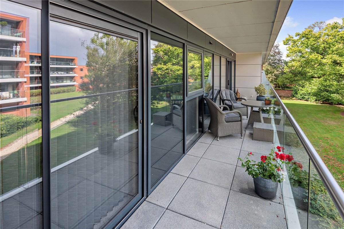 2 bedroom flat, Racecourse Road, Newbury RG14 - Available