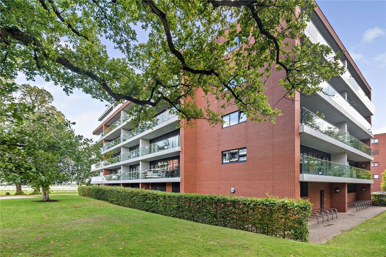 2 bedroom flat, Racecourse Road, Newbury RG14 - Available