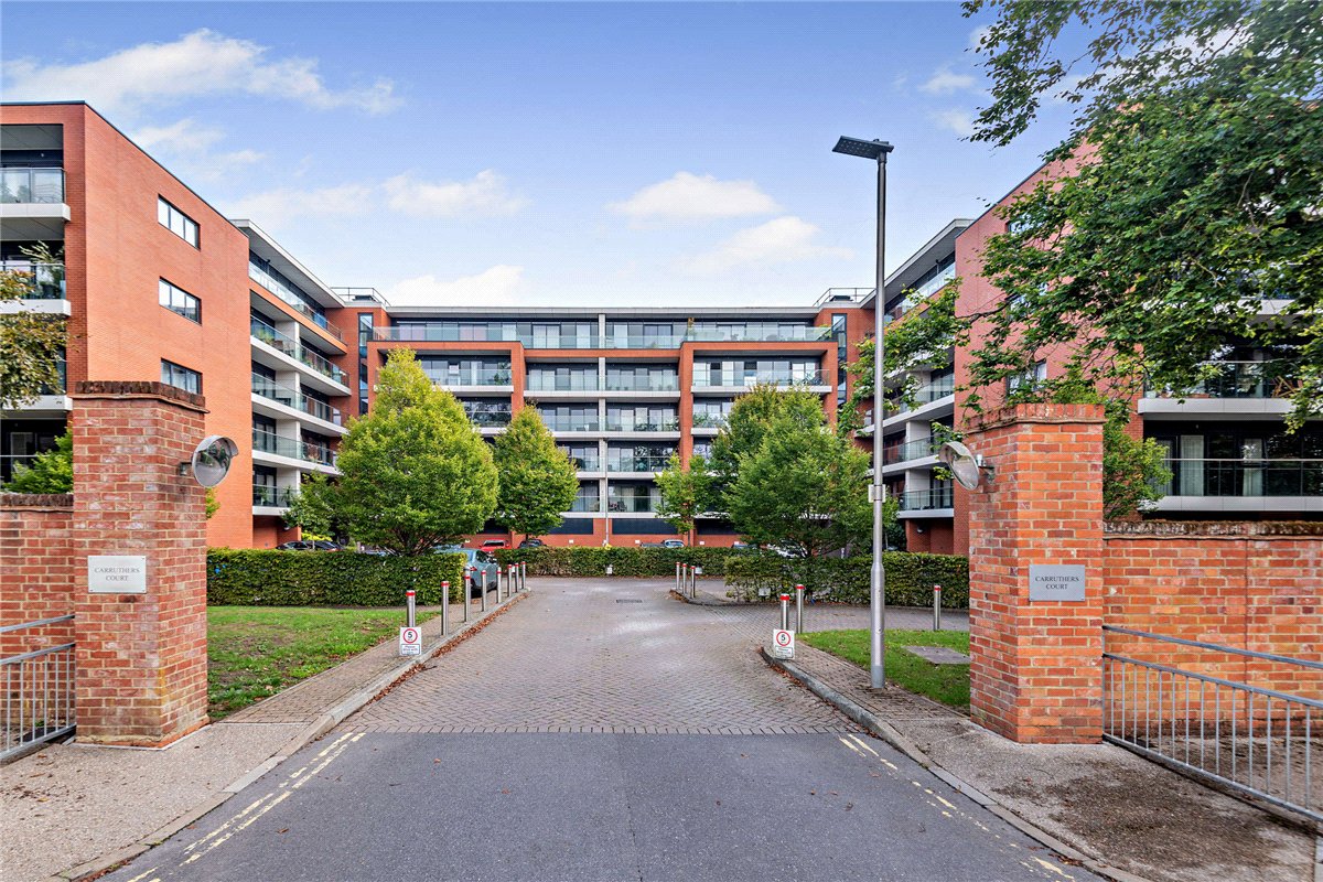 2 bedroom flat, Racecourse Road, Newbury RG14 - Available