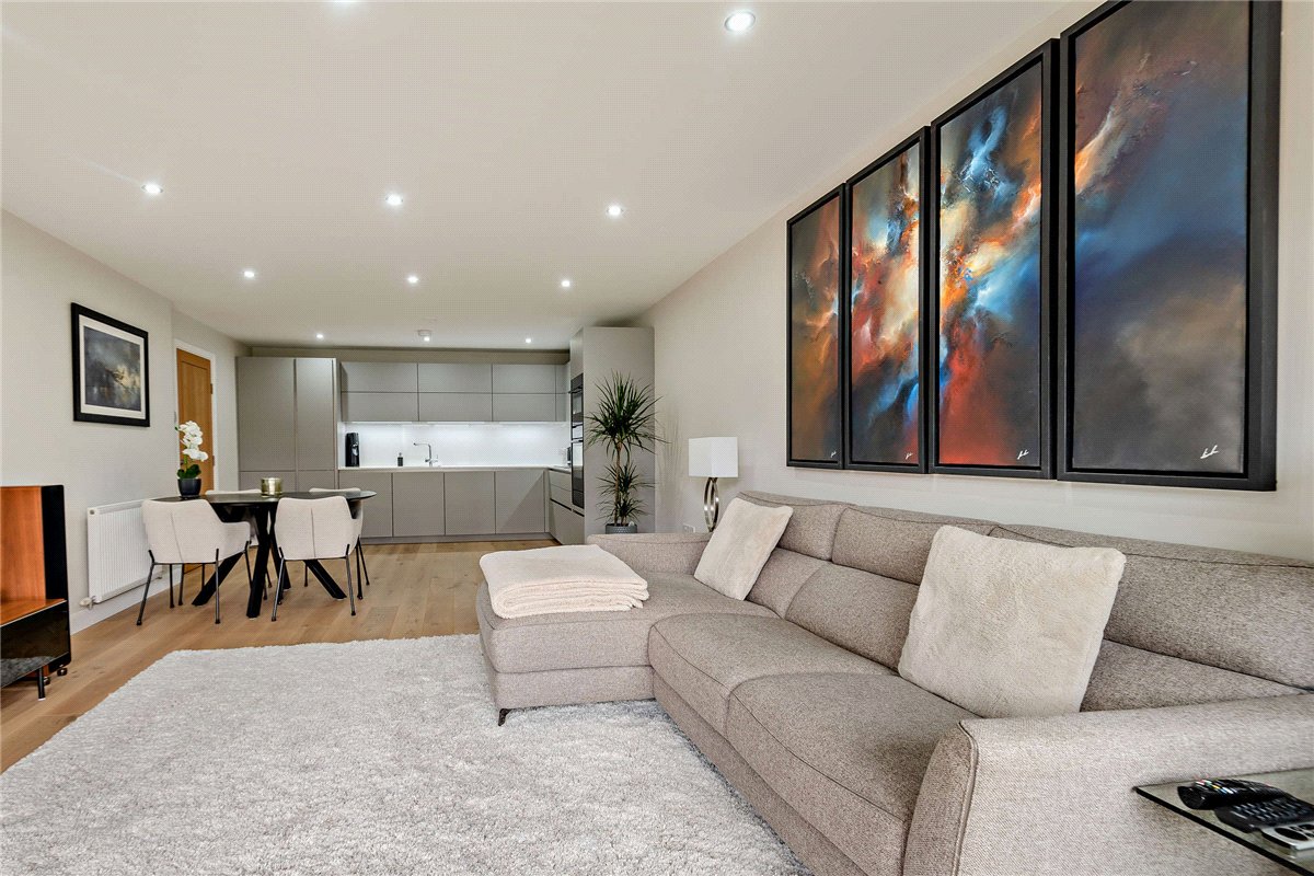 2 bedroom flat, Racecourse Road, Newbury RG14 - Available