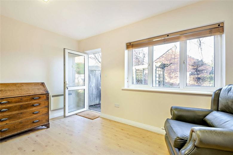 2 bedroom bungalow, Enborne Road, Newbury RG14 - Available