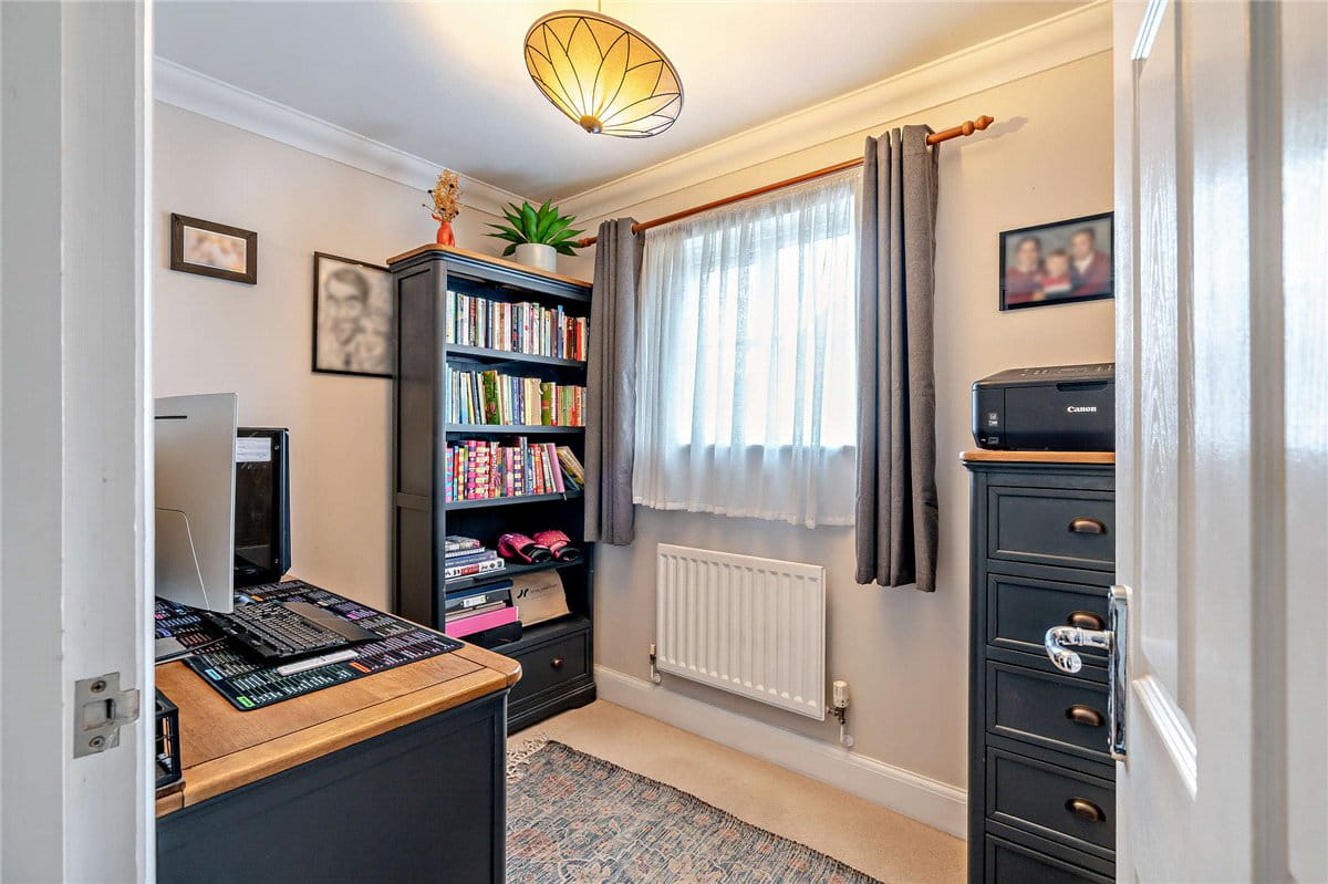 6 bedroom house, Dorneywood Way, Newbury RG14 - Available
