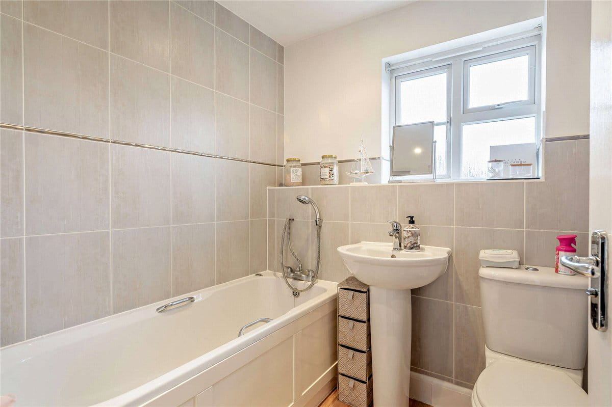 6 bedroom house, Dorneywood Way, Newbury RG14 - Available