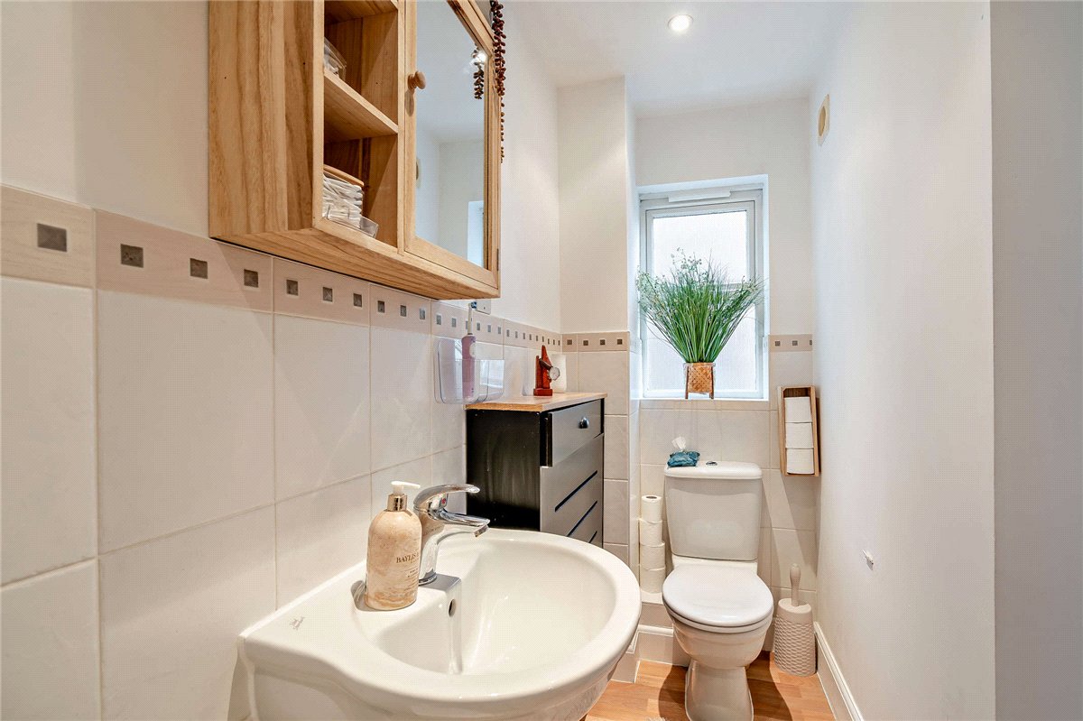 6 bedroom house, Dorneywood Way, Newbury RG14 - Available